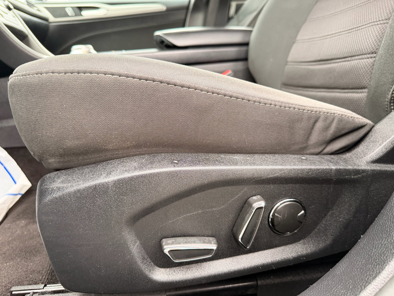 Used 2020 Ford Fusion SE image 15