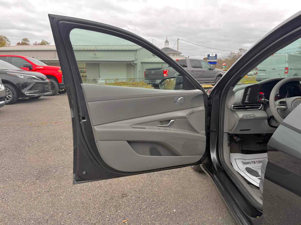 Used 2021 Hyundai Elantra SE image 11