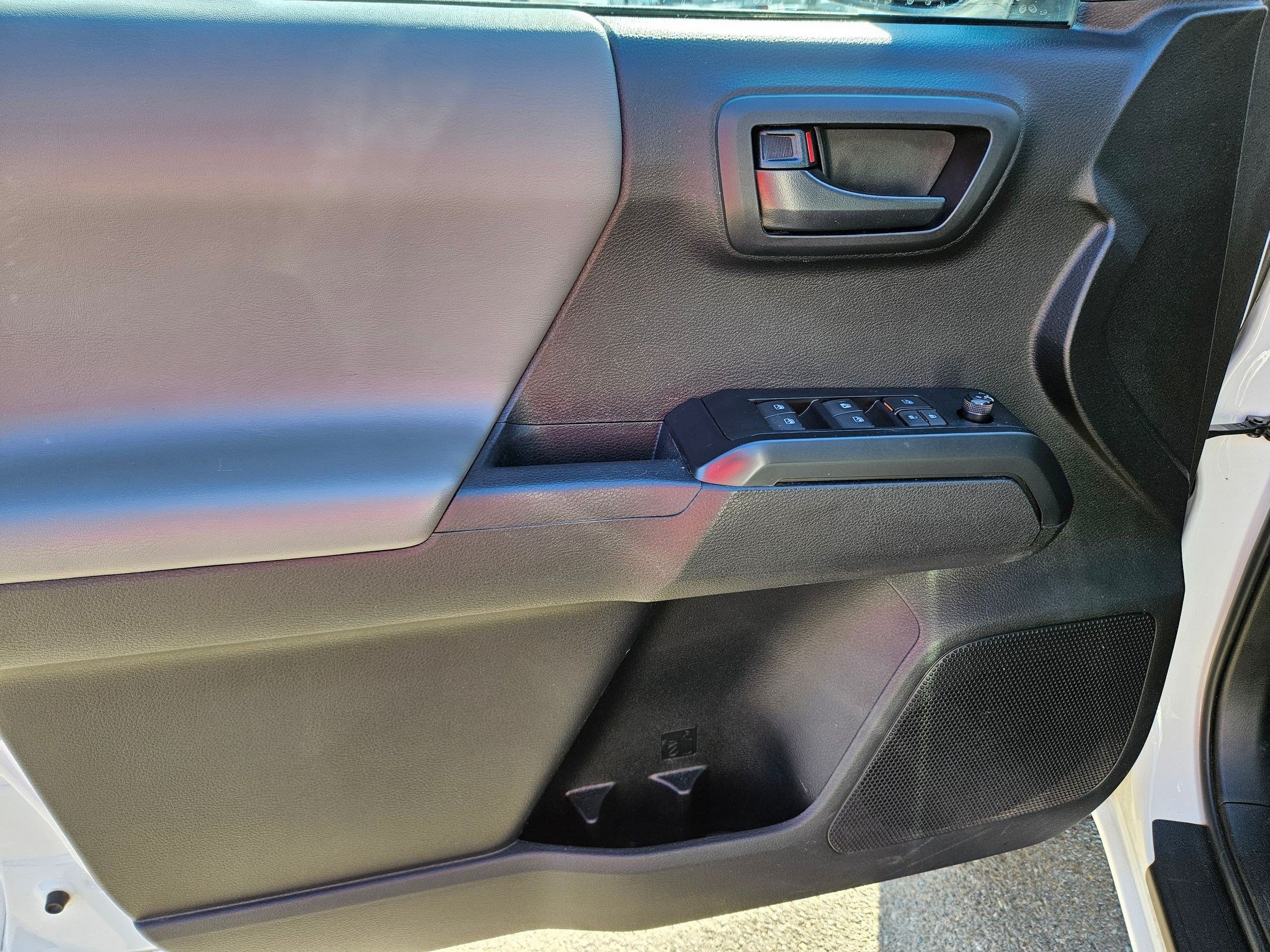 Used 2023 Toyota Tacoma SR w/ SR Convenience Package RWD image 12