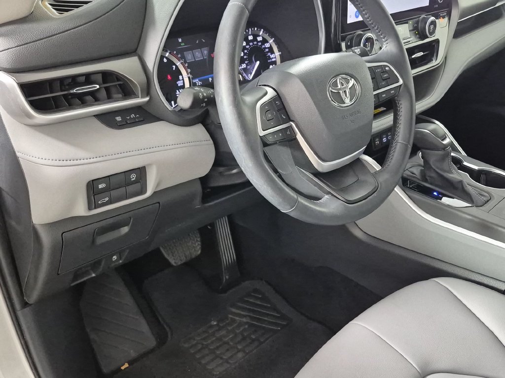 Used 2024 Toyota Highlander XLE FWD image 11