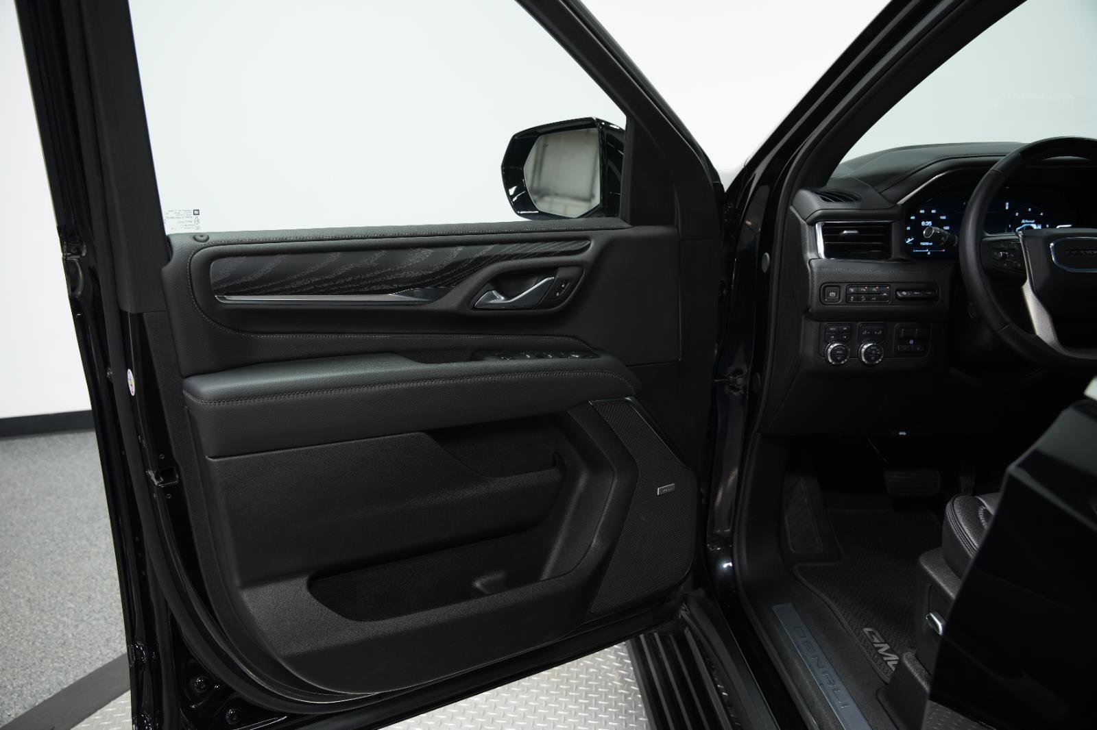 Used 2024 GMC Yukon Denali w/ Advanced Technology Package image 28