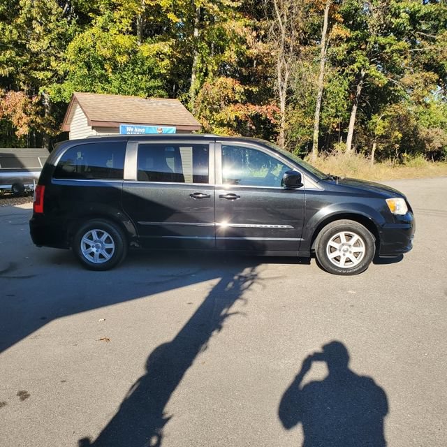 Used 2011 Chrysler Town & Country Touring FWD image 7