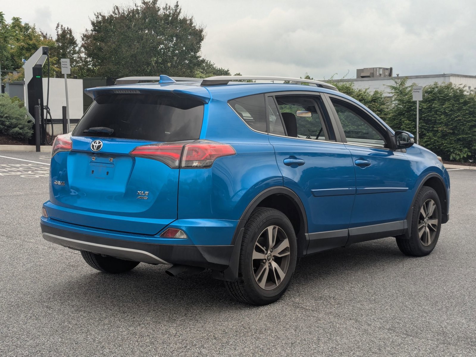 Used 2018 Toyota RAV4 XLE w/ Plus Extra Value Package AWD/4WD image 7