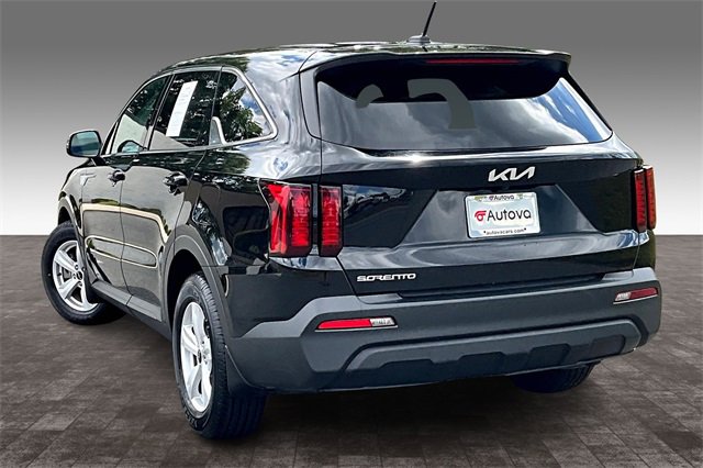 Used 2023 Kia Sorento LX image 4