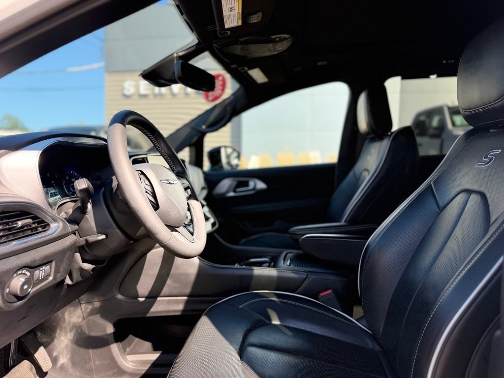 Used 2025 Chrysler Pacifica Limited FWD image 16