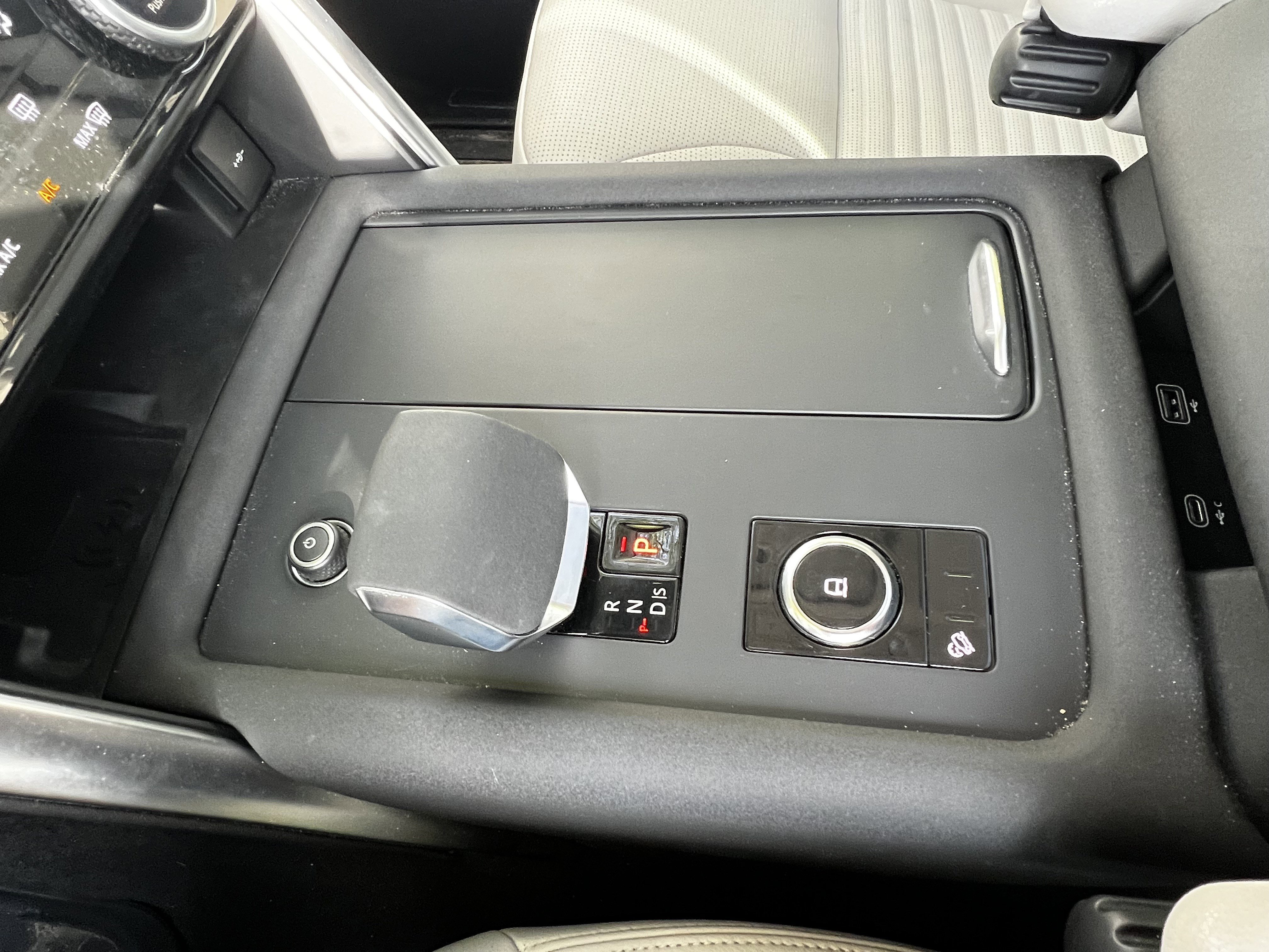 Used 2023 Land Rover Discovery S image 29