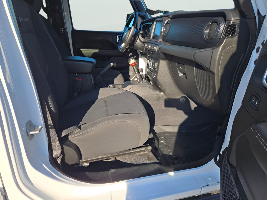 Certified 2020 Jeep Gladiator Overland AWD/4WD image 7