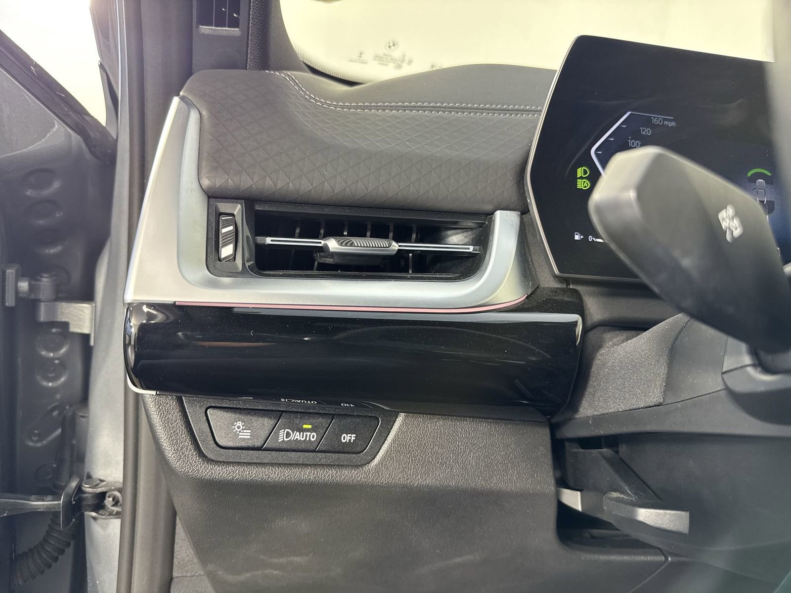 Used 2025 BMW X2 xDrive28i image 14