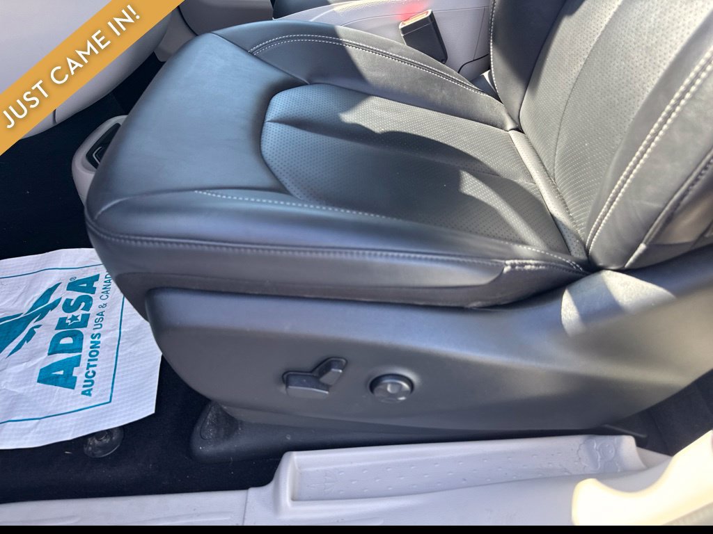 Used 2024 Chrysler Pacifica Touring-L w/ Uconnect Theater Family Group FWD image 7
