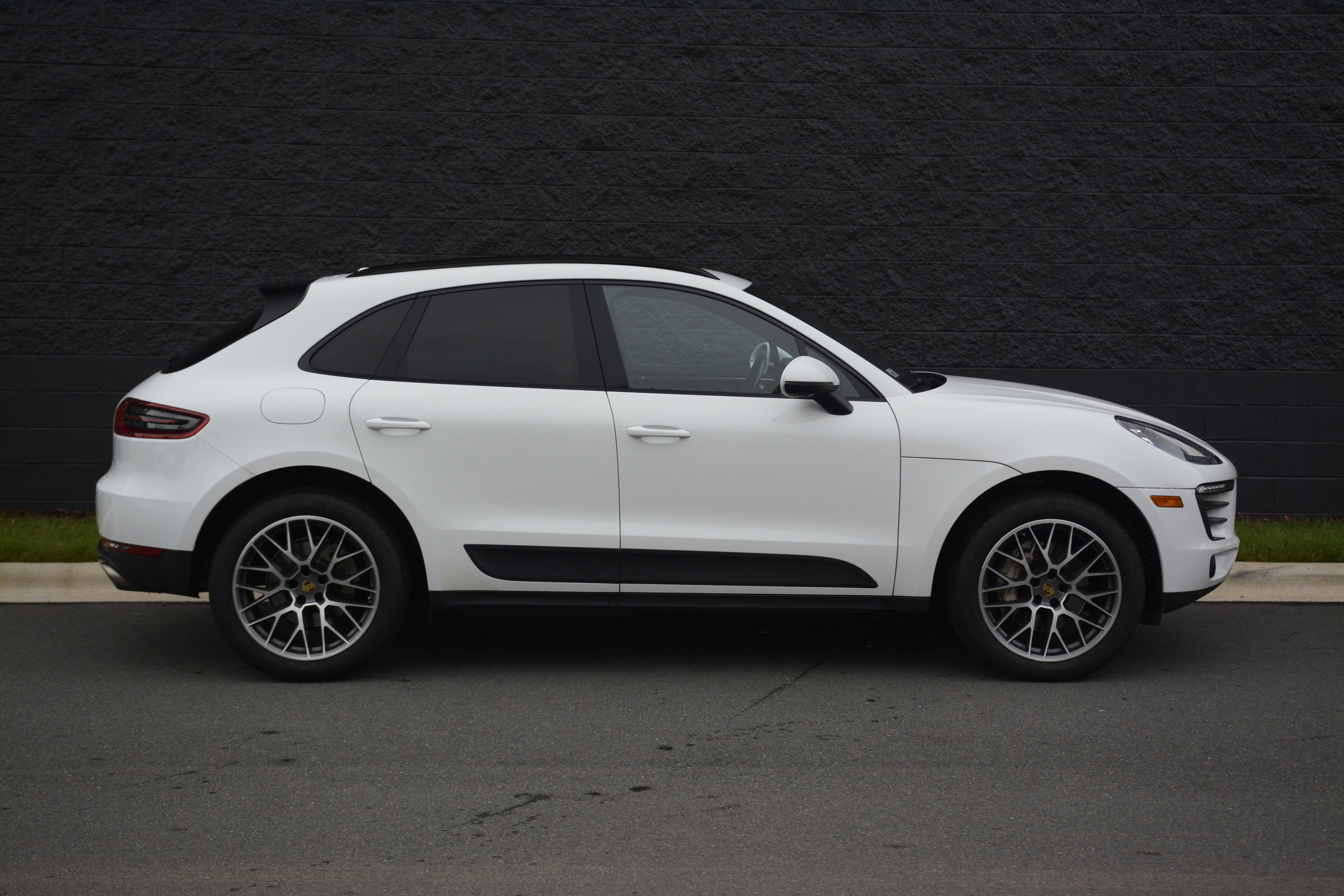 Certified 2018 Porsche Macan S AWD/4WD image 8