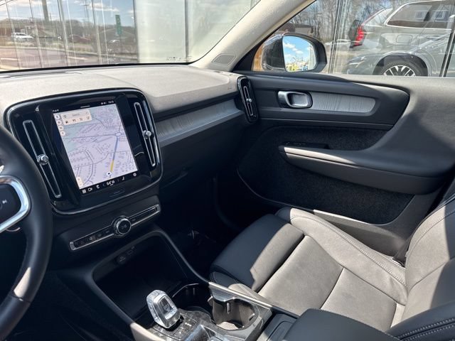 Certified 2025 Volvo XC40 B5 Plus AWD/4WD image 22