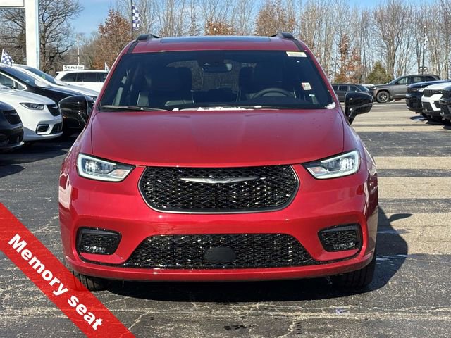 New 2026 Chrysler Pacifica Limited w/ Uconnect Theater Family Group image 38