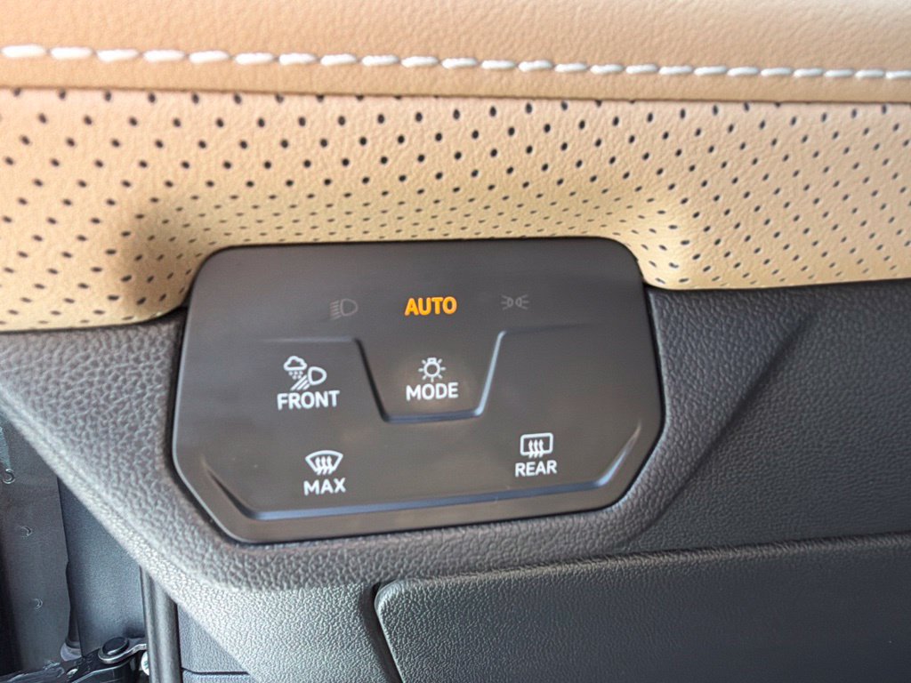 Used 2024 Volkswagen Atlas Cross Sport SE FWD image 30