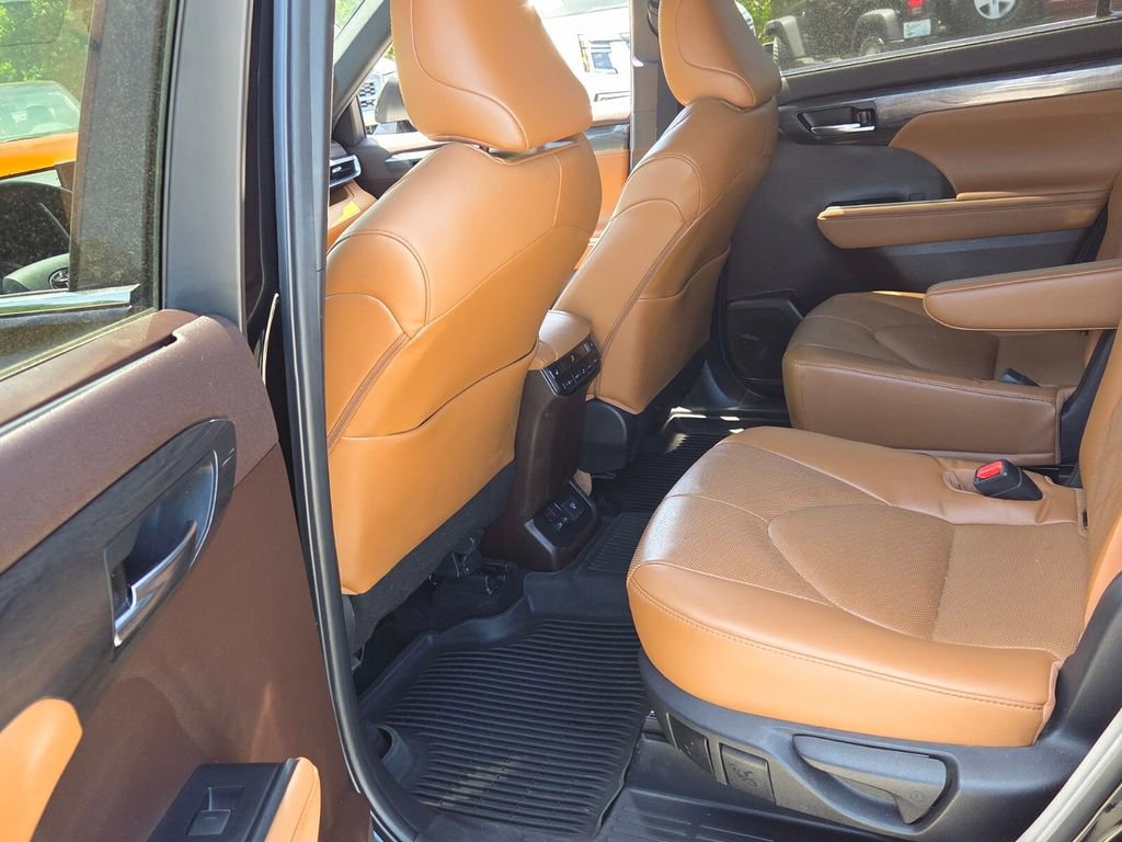 Used 2022 Toyota Highlander Platinum AWD/4WD image 5