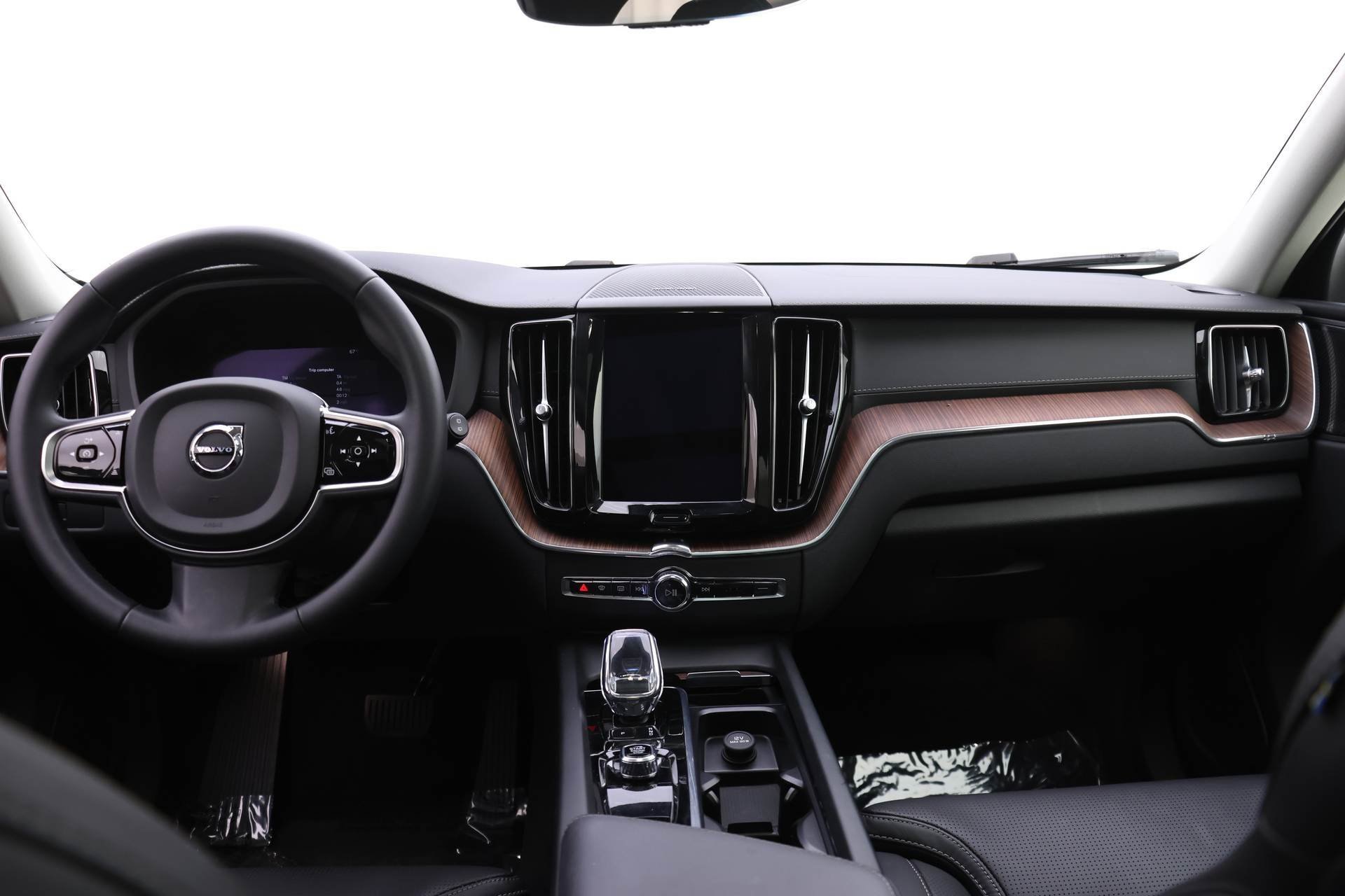 Certified 2023 Volvo XC60 B6 Ultimate w/ Protection Package Premier image 9