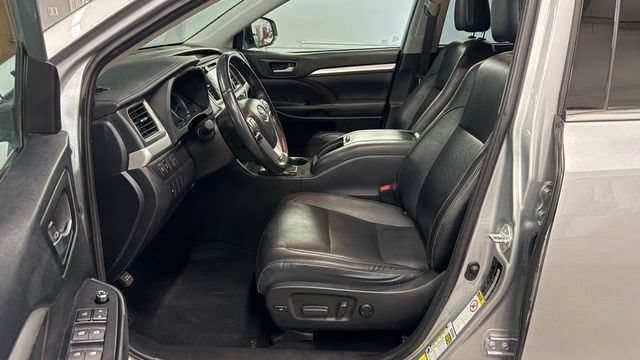Used 2019 Toyota Highlander XLE FWD image 16