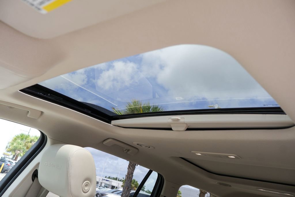 Used 2023 GMC Acadia Denali w/ Denali Ultimate Package FWD image 12