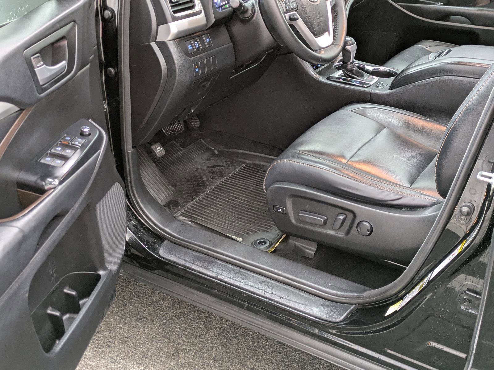 Used 2018 Toyota Highlander XLE image 26