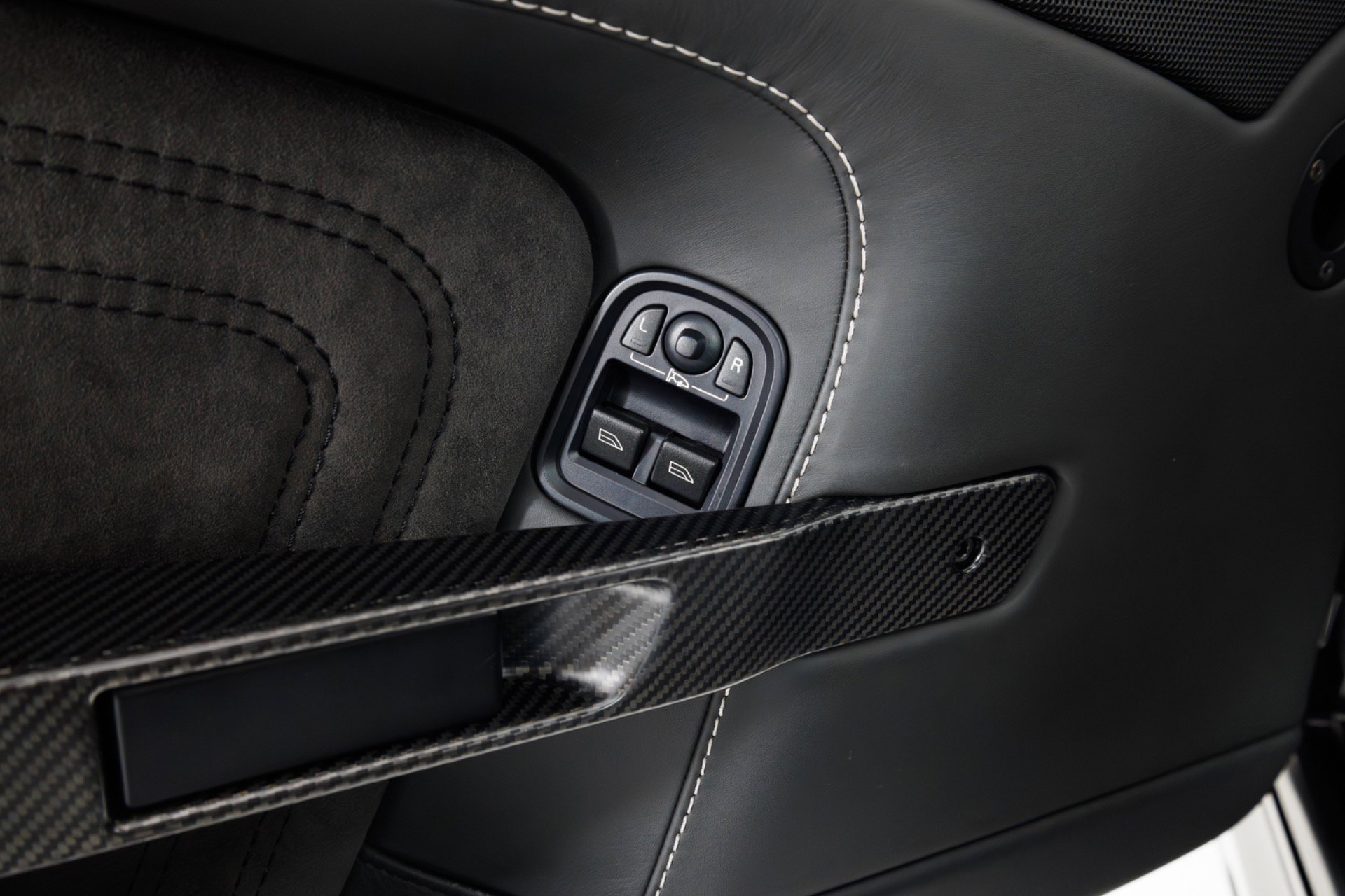 Used 2009 Aston Martin DBS Coupe RWD image 29