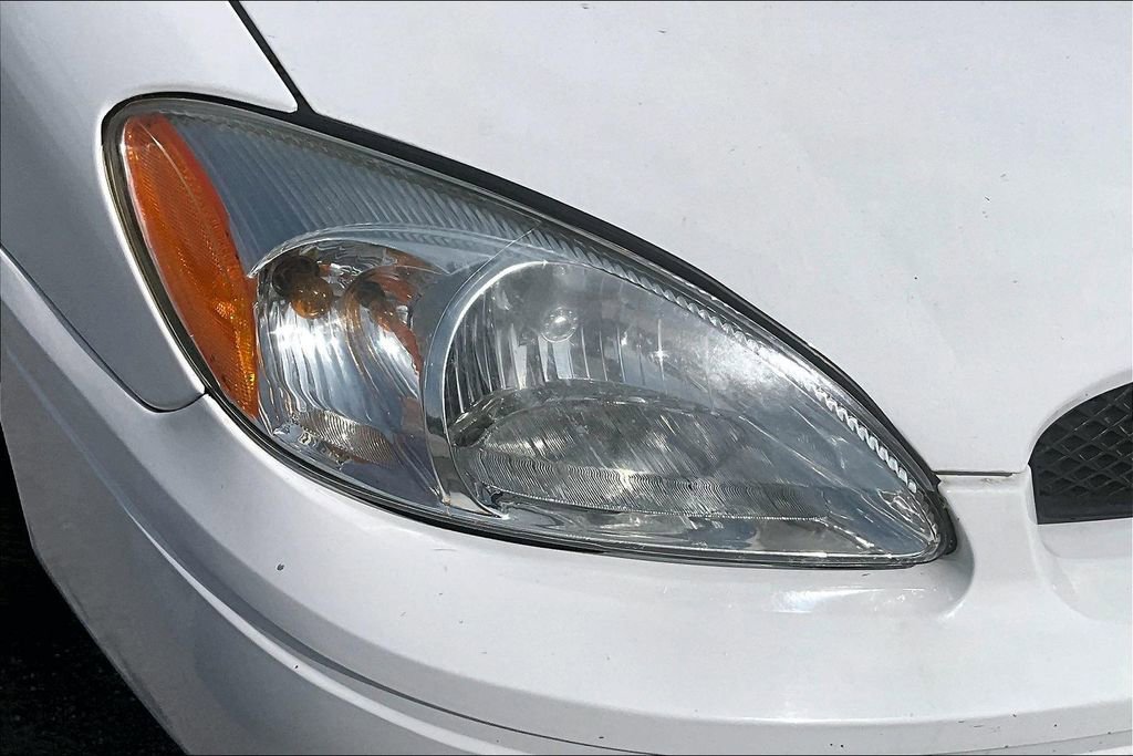 Used 2007 Ford Taurus SE FWD image 24