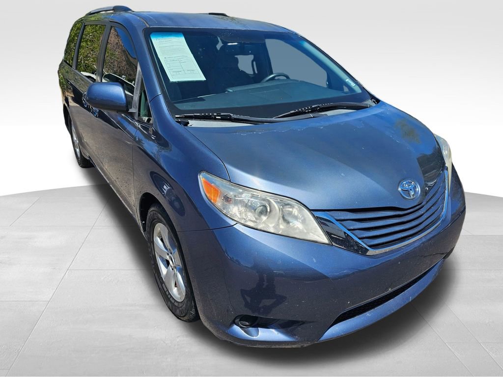 Used 2015 Toyota Sienna LE FWD image 2