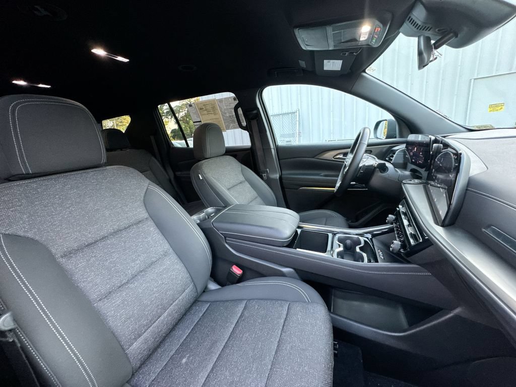 Used 2025 Chevrolet Traverse LT FWD image 32