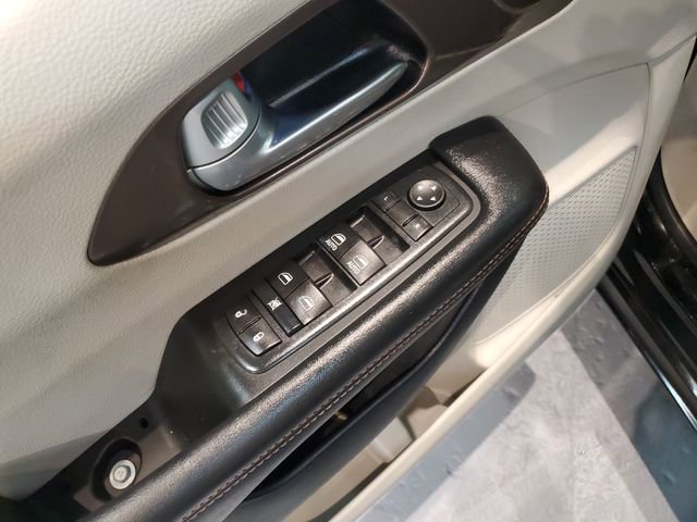 Used 2017 Chrysler Pacifica Touring FWD image 13