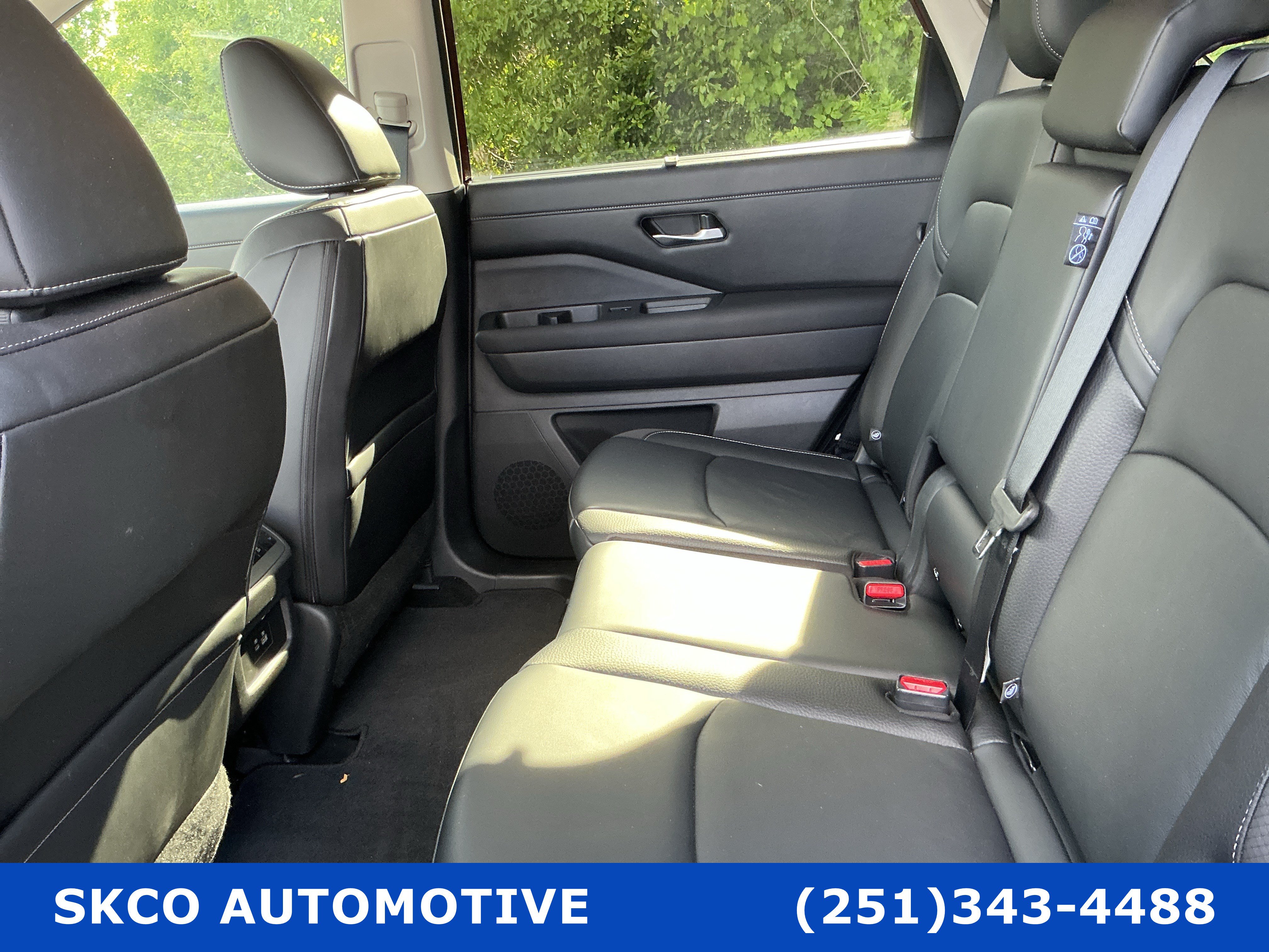 Used 2024 Nissan Pathfinder SL FWD image 14