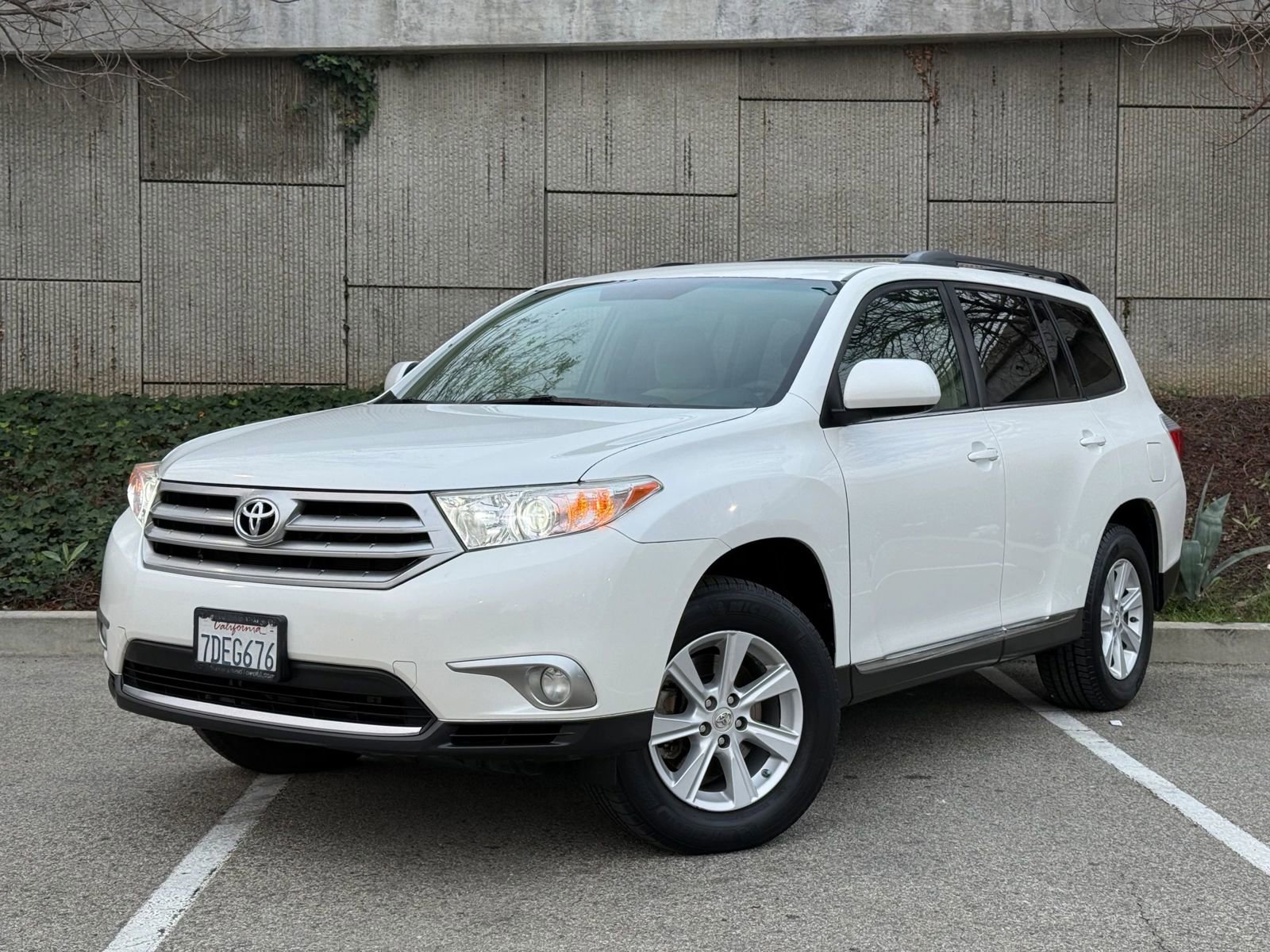 Used 2011 Toyota Highlander SE w/ Tech Pkg FWD image 1