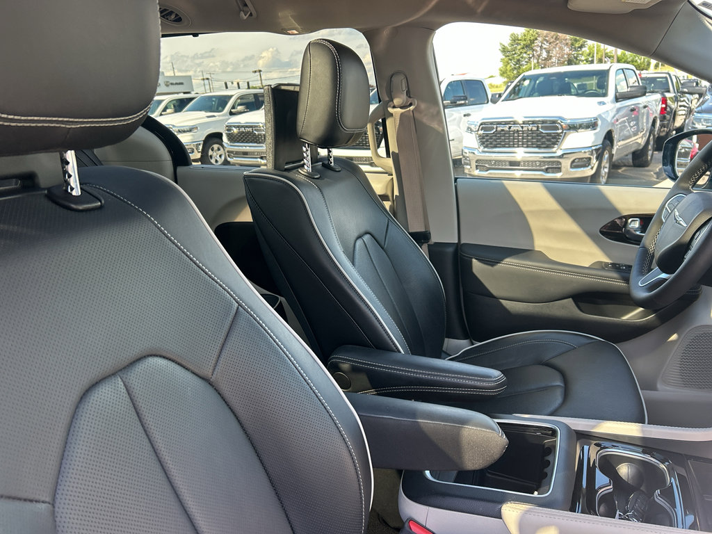 Used 2023 Chrysler Pacifica Limited w/ Uconnect Theater Family Group FWD image 13