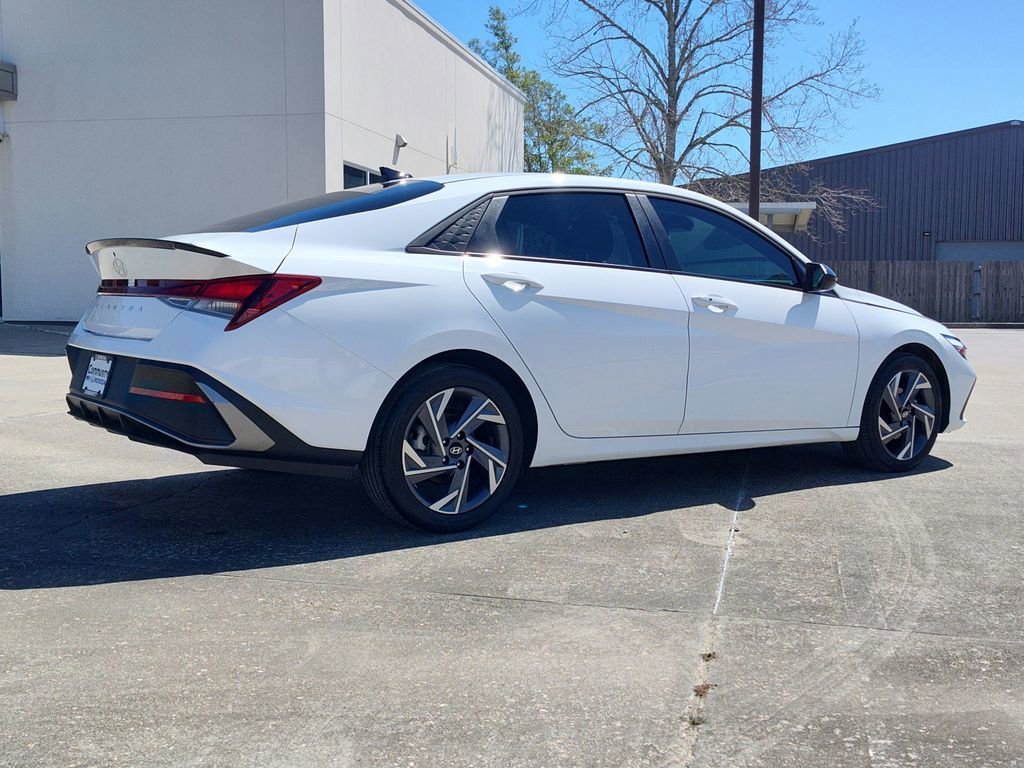 Used 2025 Hyundai Elantra Sport image 7