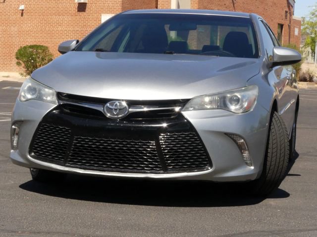 Used 2015 Toyota Camry SE image 2