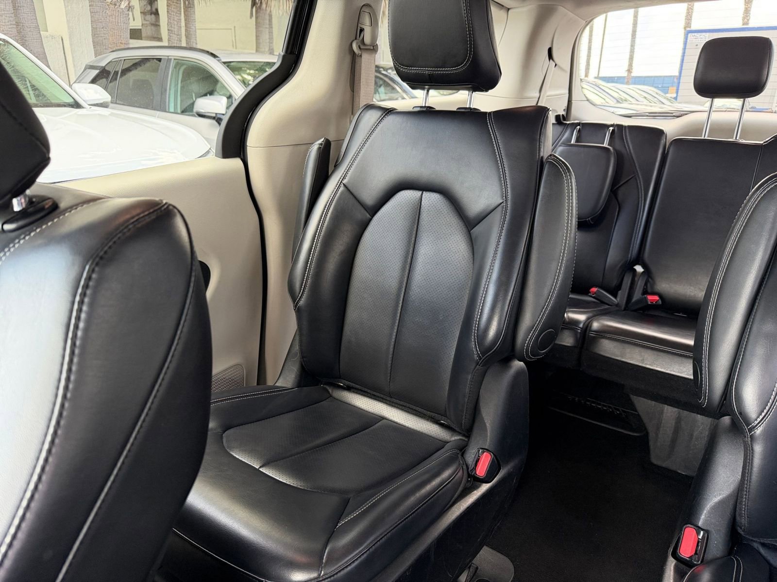 Used 2023 Chrysler Pacifica Touring-L image 42