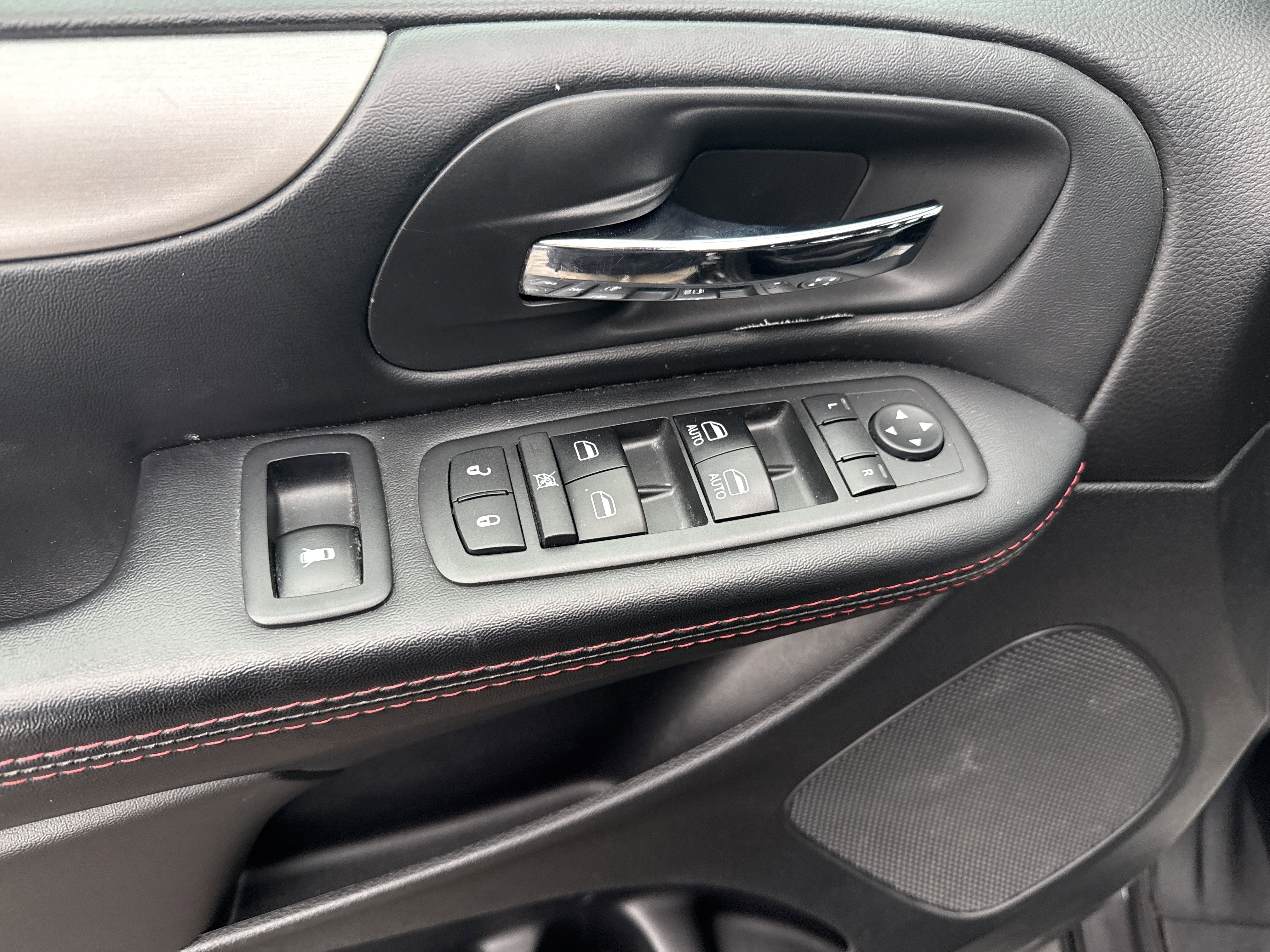 Used 2017 Dodge Grand Caravan GT image 17