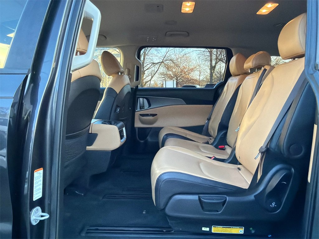 Used 2023 Kia Carnival LX image 17