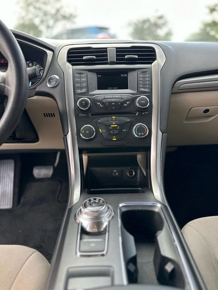 Used 2017 Ford Fusion SE image 20