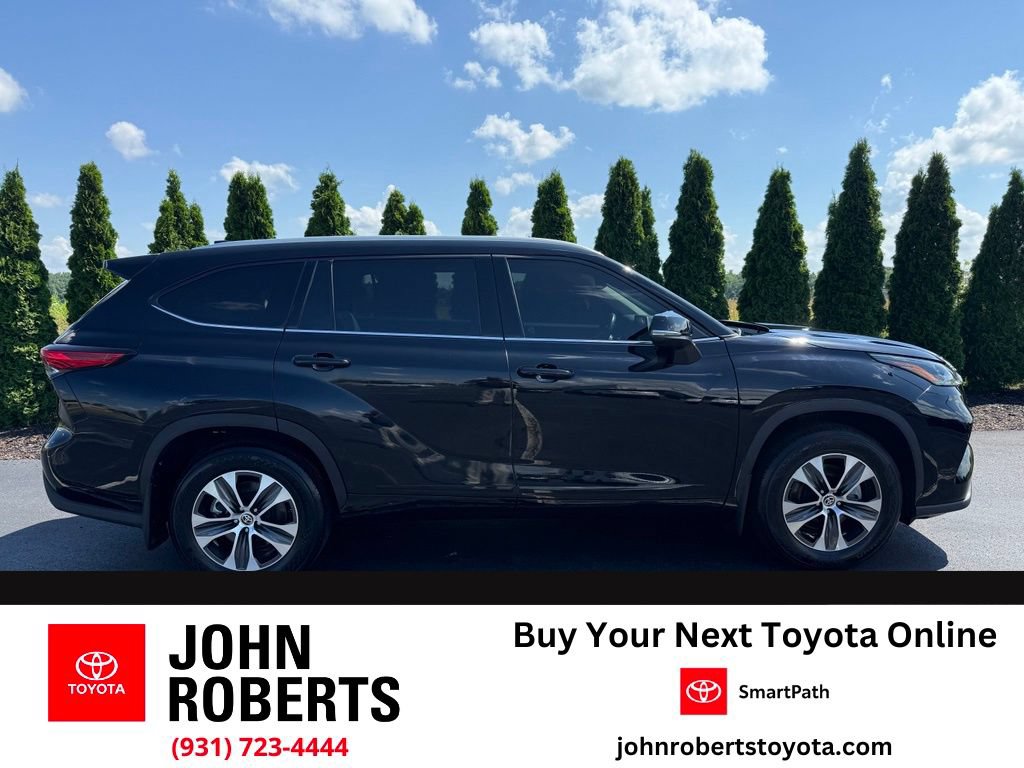 Used 2022 Toyota Highlander XLE AWD/4WD image 1