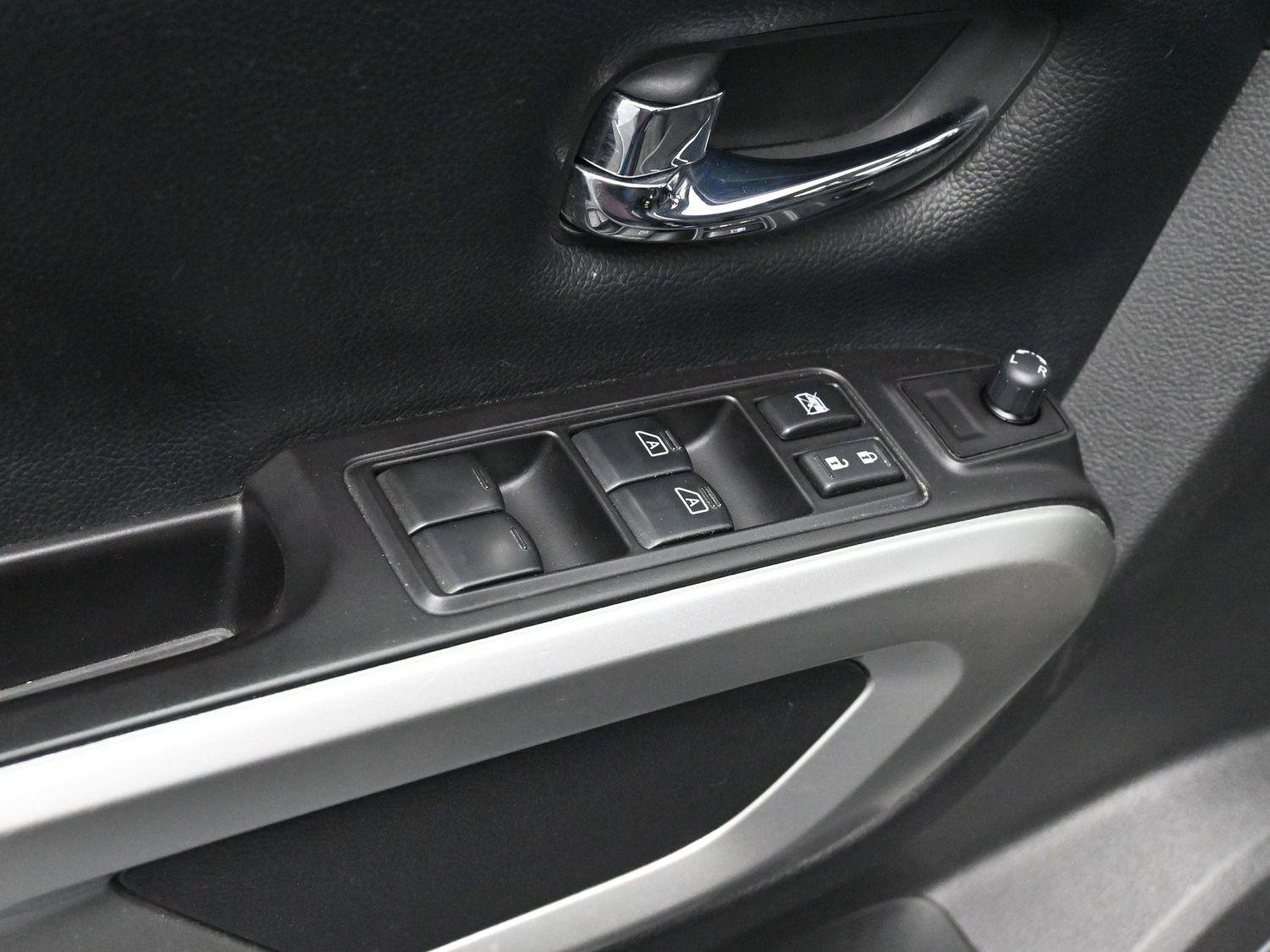 Used 2020 Nissan Titan SV w/ SV Convenience Package image 10