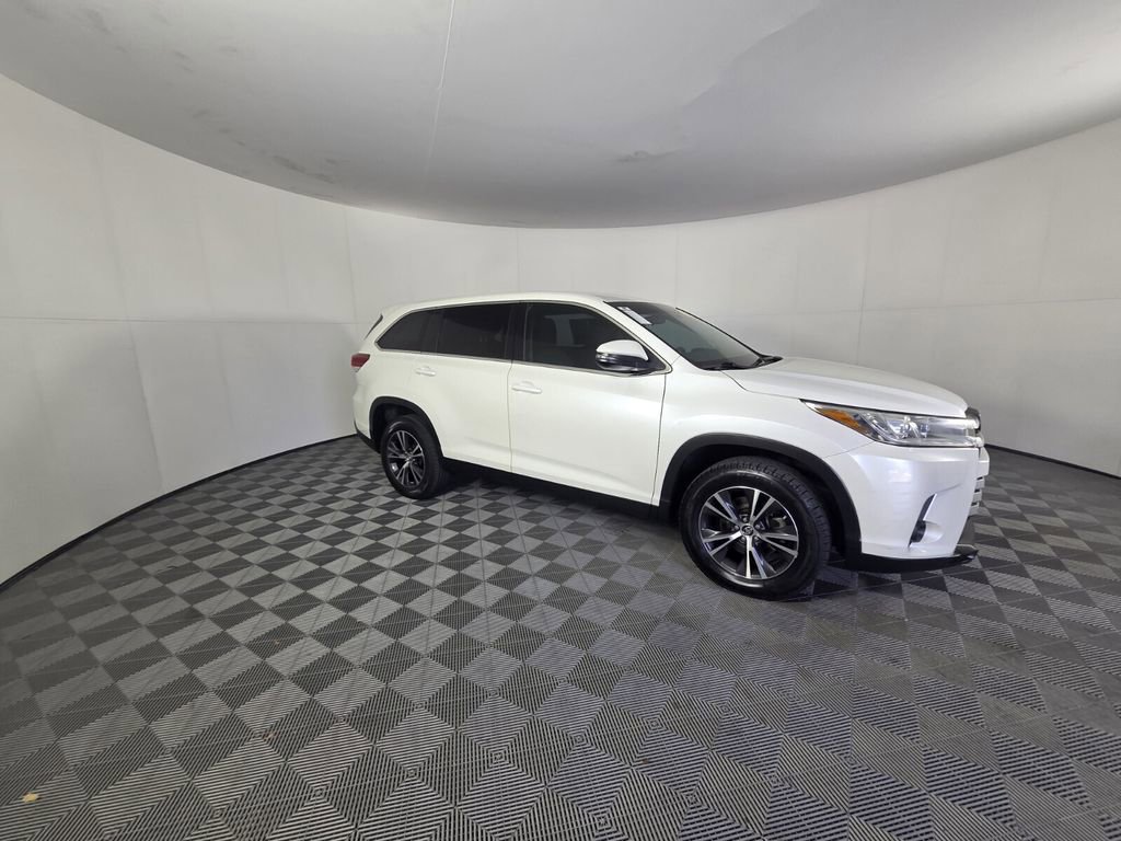 Used 2019 Toyota Highlander LE image 4