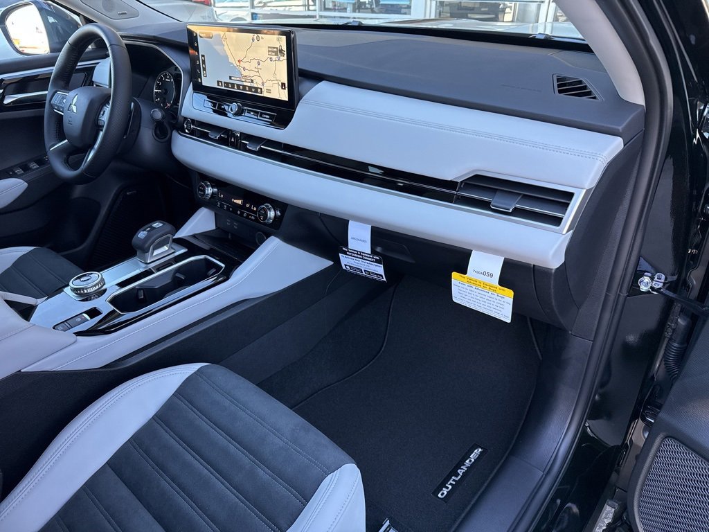 New 2025 Mitsubishi Outlander SE image 21