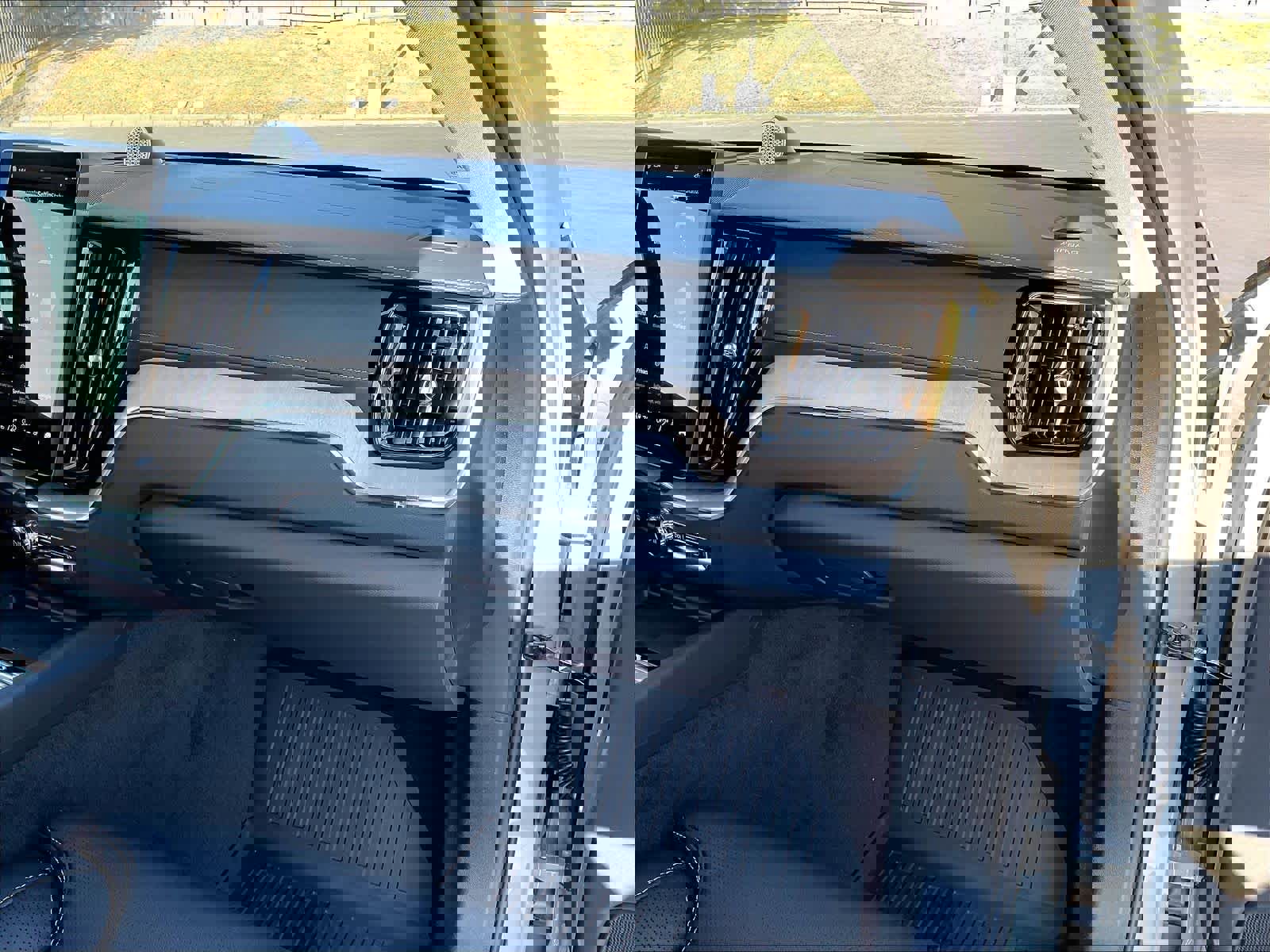 New 2026 Volvo XC60 T8 Ultra w/ Climate Package image 28