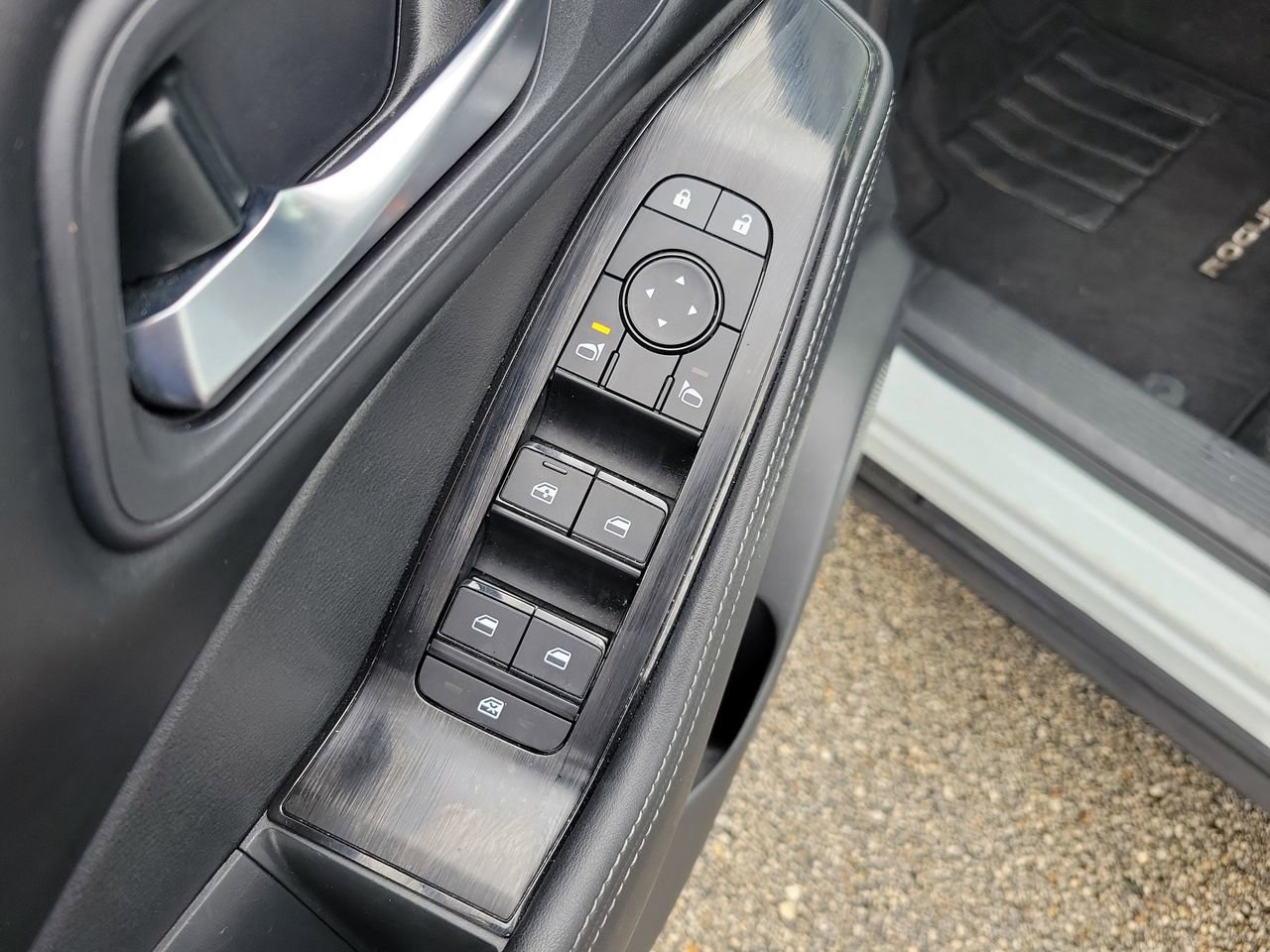 Used 2025 Nissan Rogue SV image 15