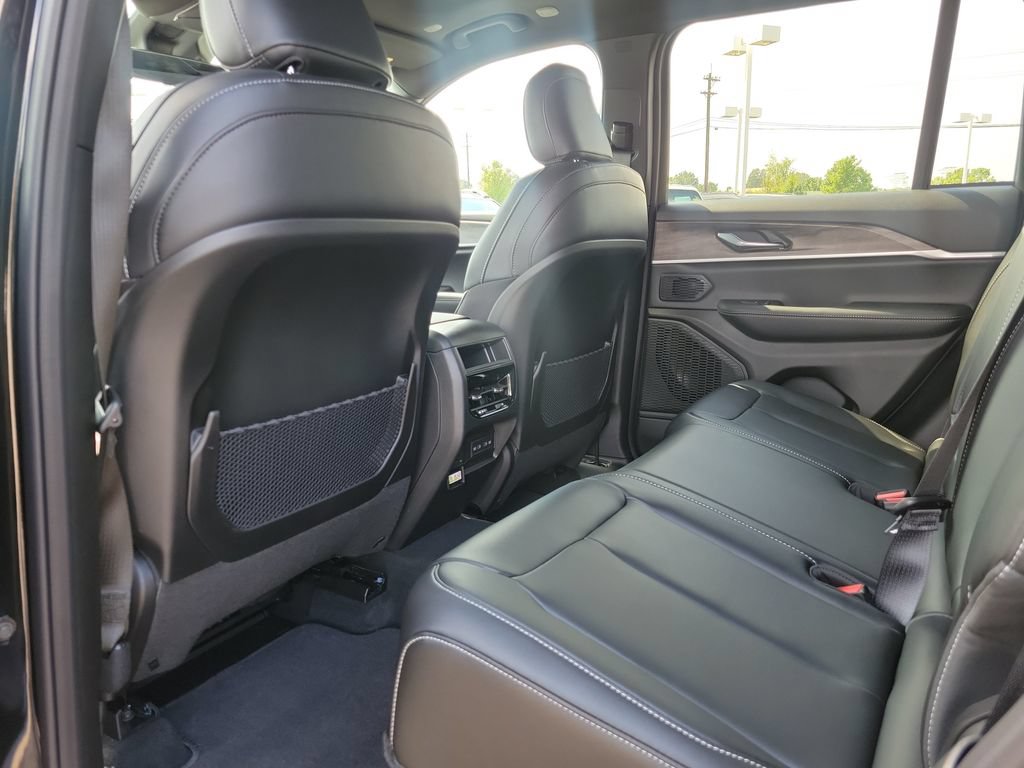 New 2027 Jeep Grand Cherokee Limited w/ Limited Altitude Package AWD/4WD image 9