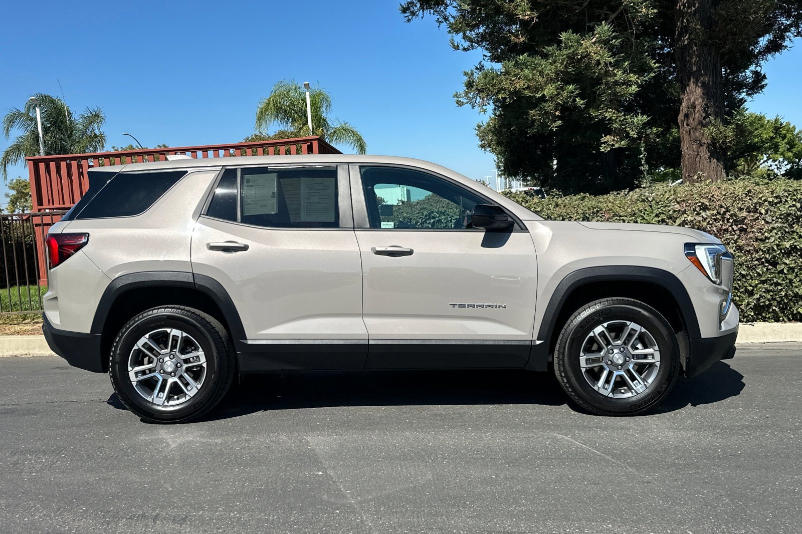 Used 2025 GMC Terrain Elevation image 3