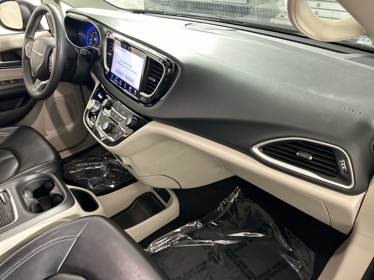 Used 2023 Chrysler Pacifica Touring-L image 26