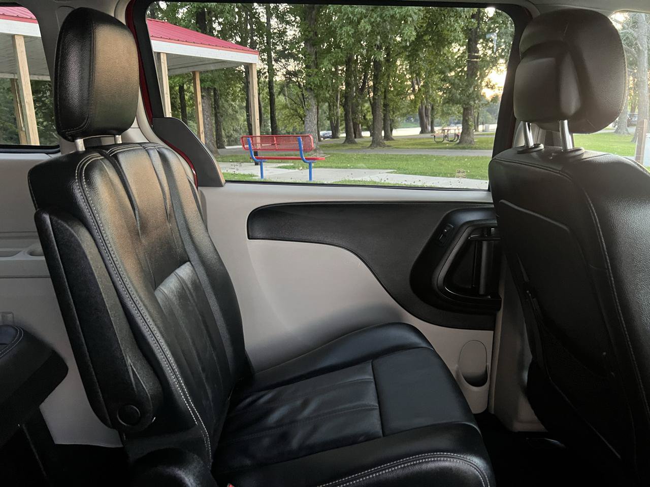 Used 2013 Chrysler Town & Country Touring FWD image 27