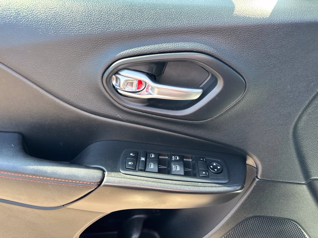 Used 2019 Jeep Cherokee Trailhawk AWD/4WD image 11