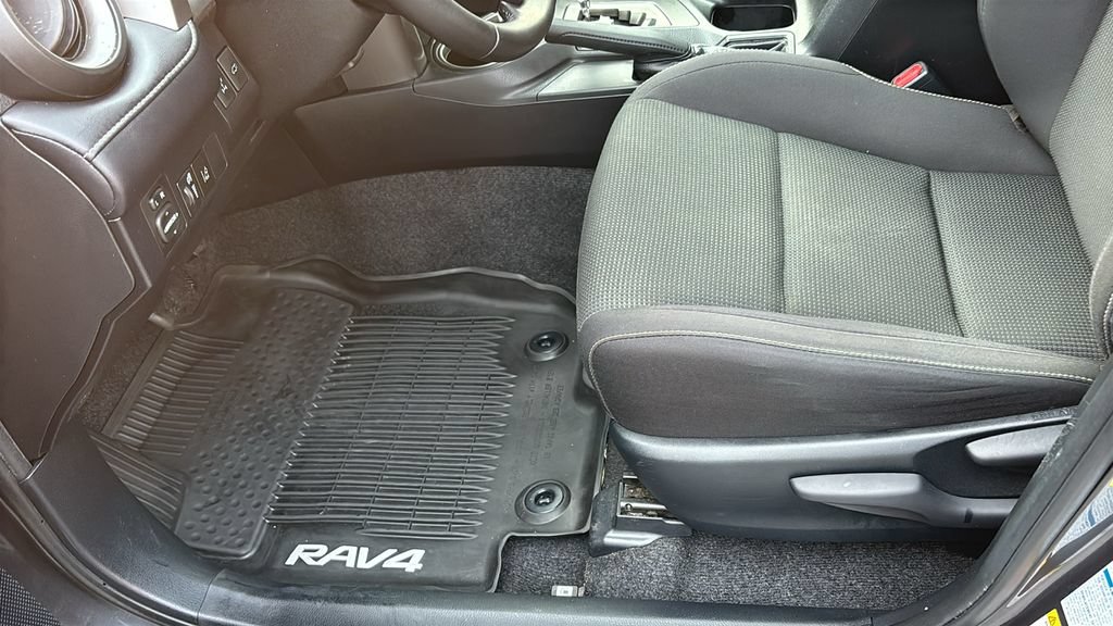 Used 2018 Toyota RAV4 XLE AWD/4WD image 28