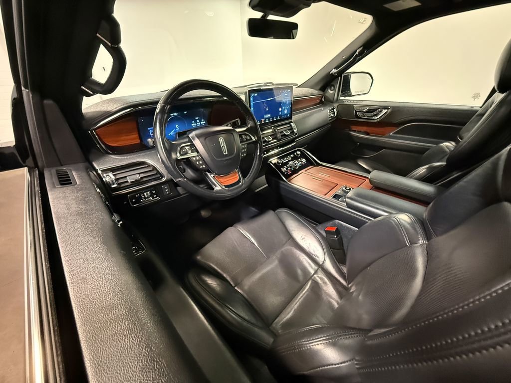 Used 2023 Lincoln Navigator Reserve image 2