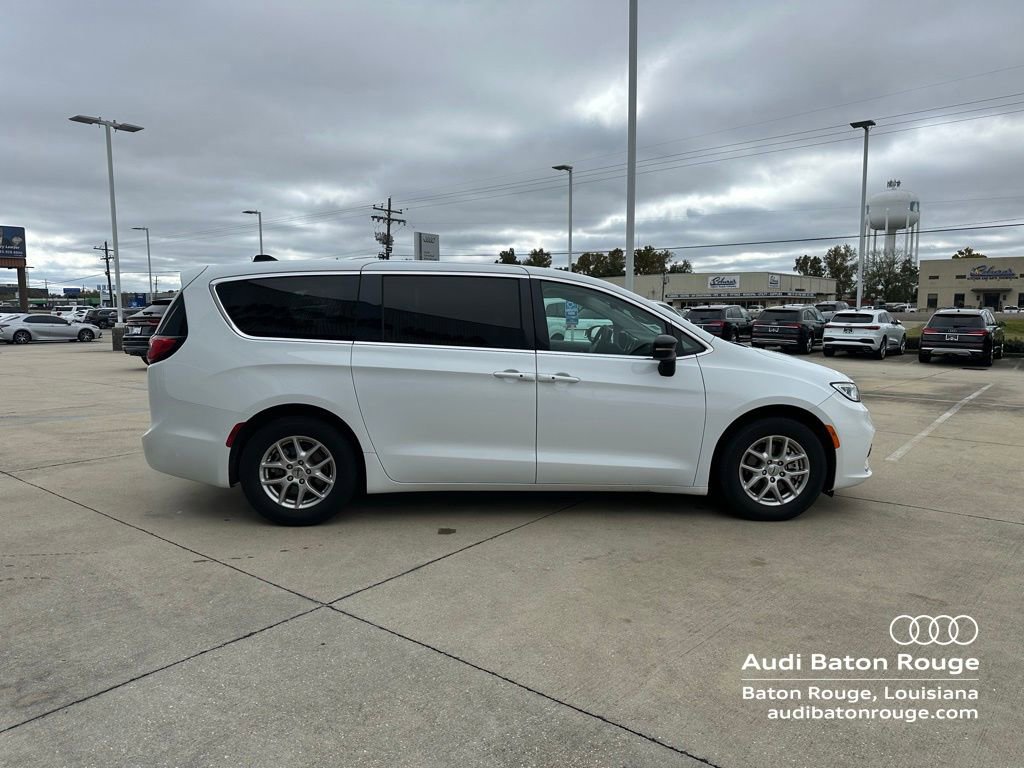 Used 2024 Chrysler Pacifica Touring-L image 6